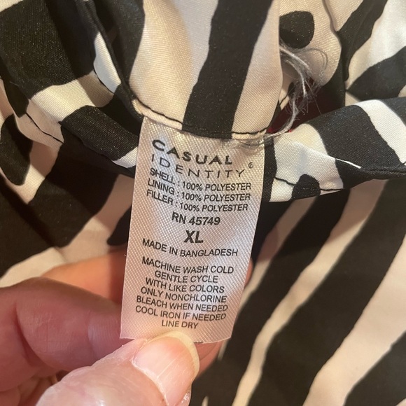 Reversible Casual Identity Zebra Print/Red Vest‎ w/Gold Snaps & Pockets, Size XL - Picture 4 of 9